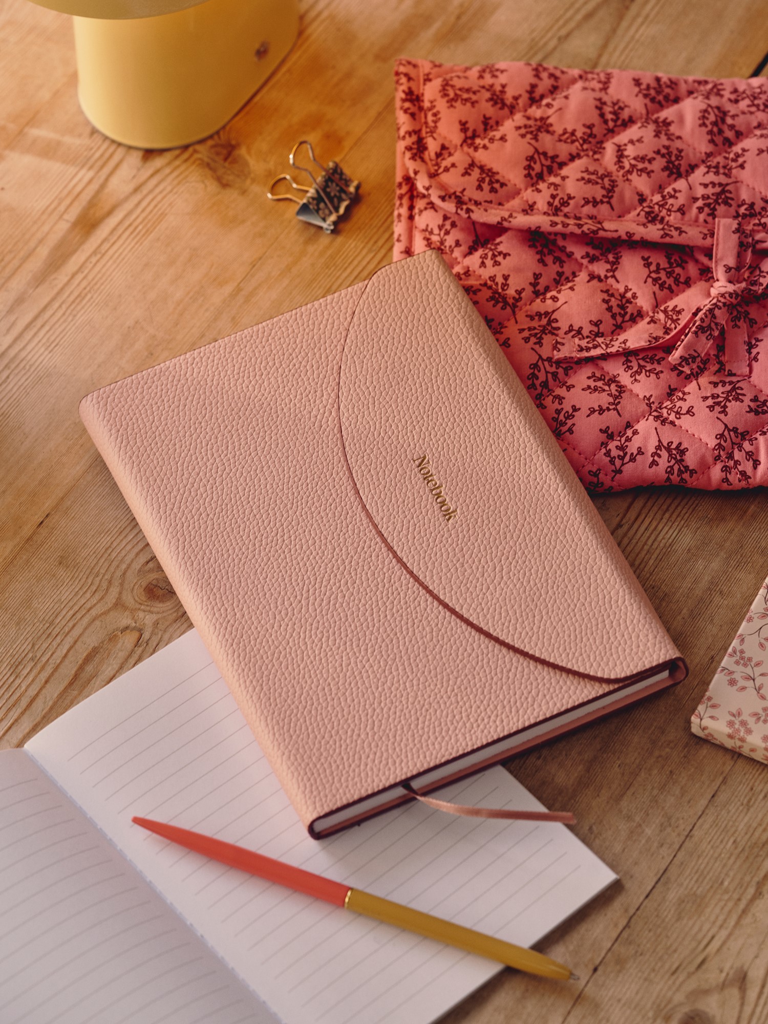 Notesbog med linjeret papir 15,3 x 20,4 | Papir/PU. 15,3 x 20,4 cm. Softcover. 160 sider. | Peach