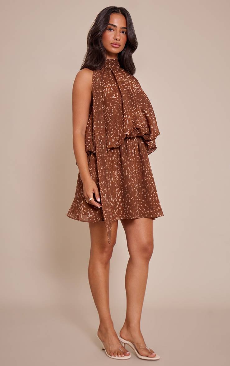 Marron Robe Petite À Col Montant Imprimée Avec Volants Style Foulard