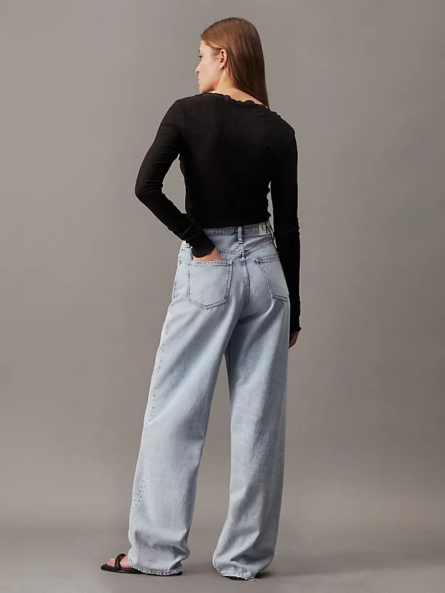 Calça jeans de cintura alta e modelagem relaxada