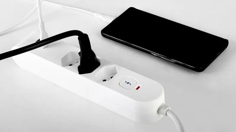 (3m) IQ PRO 5-fach (PD / 20W) Steckdosenleiste 3xTyp13 / 1x USB-C / 1x USB A mit Schalter   Überstromschutz (50 00089) - Weiss