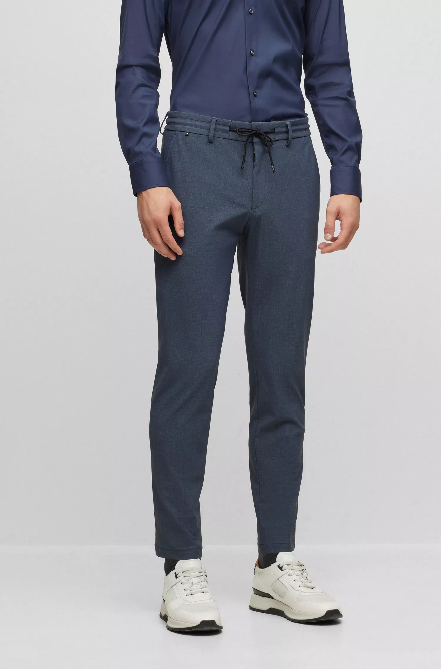 Calça BOSS preta de corte slim em jérsei elástico de alta performance com microestampas.