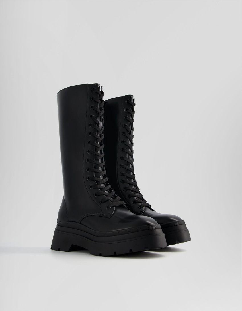 Botas planas com cadarço e zíper