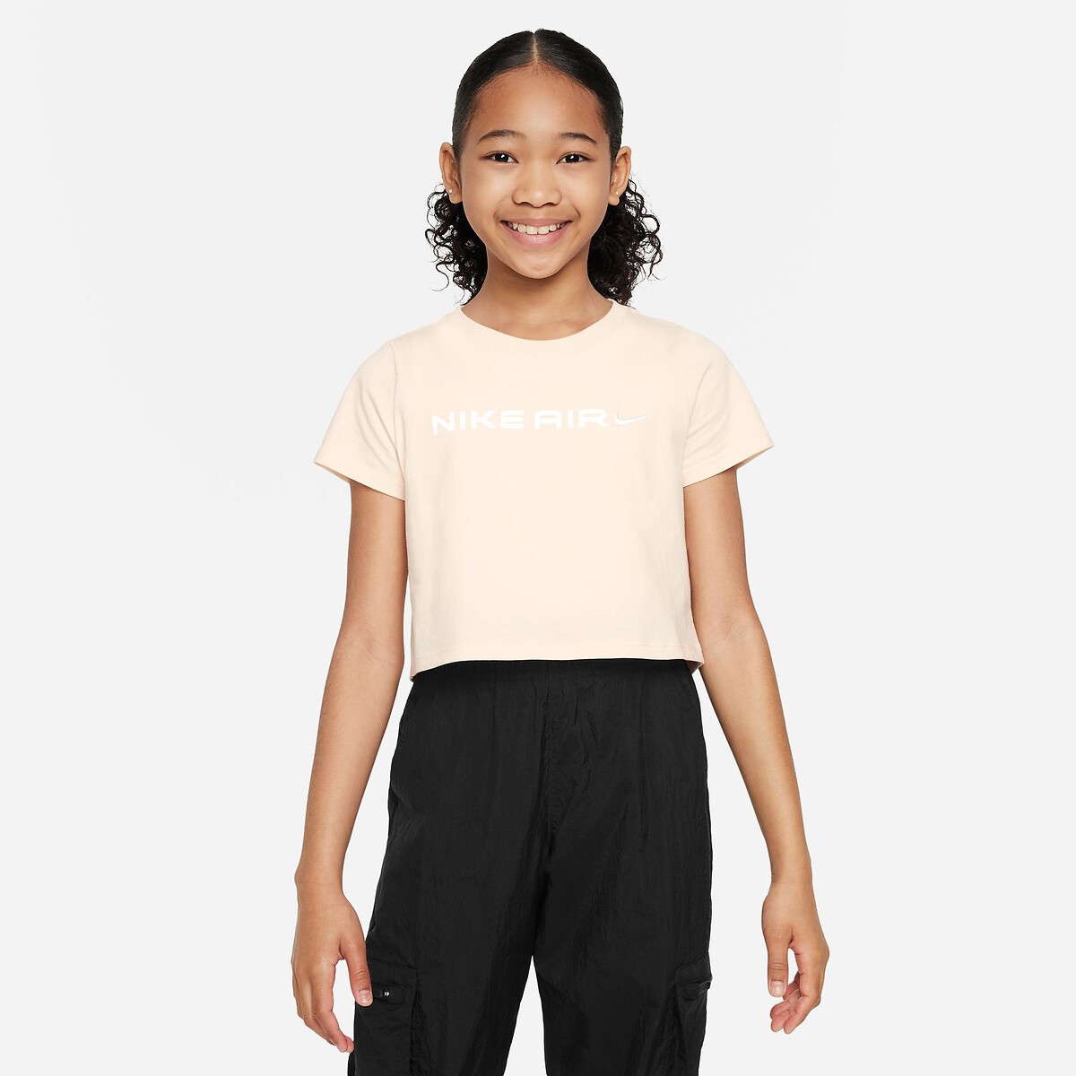 Camiseta NIKE, modelo cropped, mangas curtas