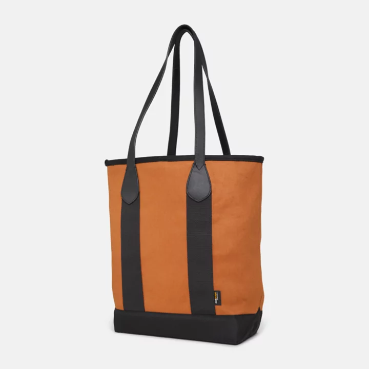 Bolsa tote feminina em lona e couro na cor marrom.
