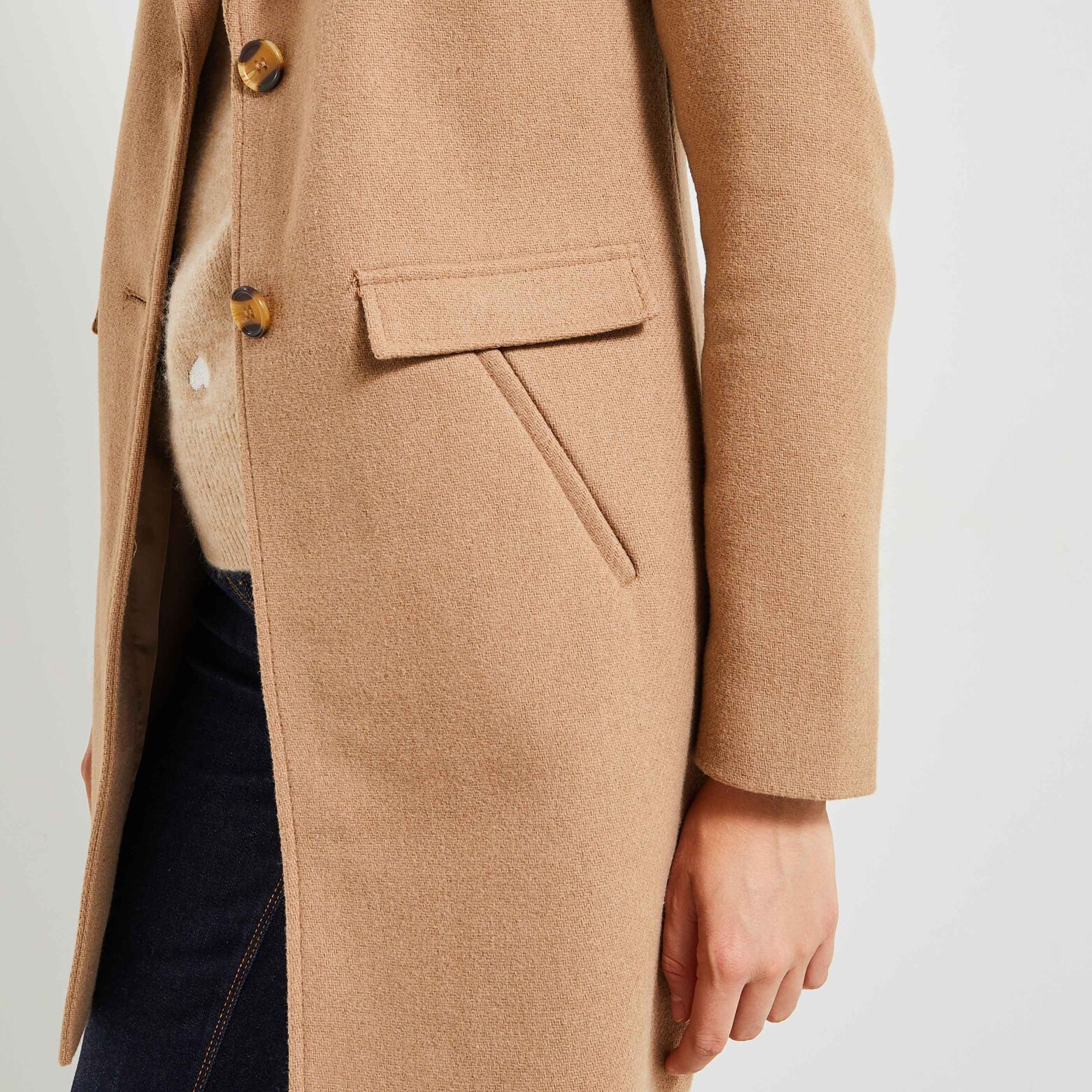Manteau par-dessus femme
