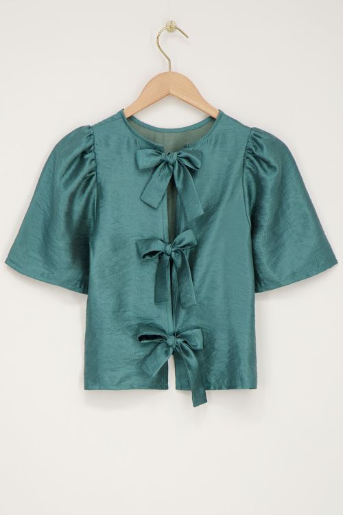 Groene top met geplooide mouwen en strikjes