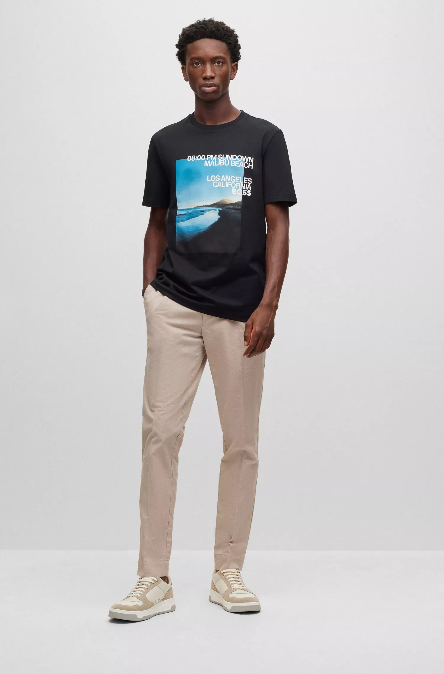 Calça BOSS preta de corte slim em mistura de algodão elástico com estampa.