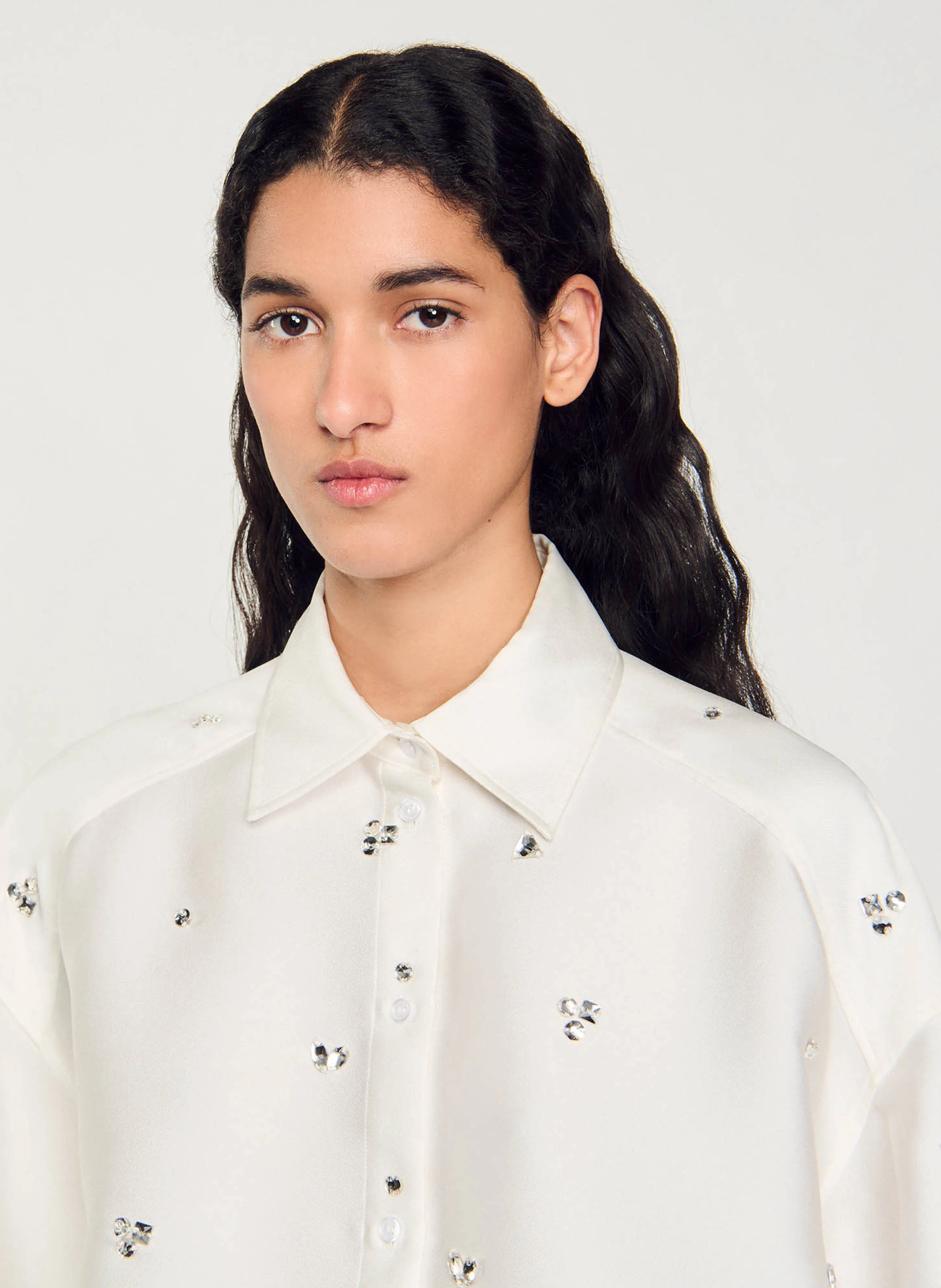 Chemise courte satinée à bijoux | Blanc