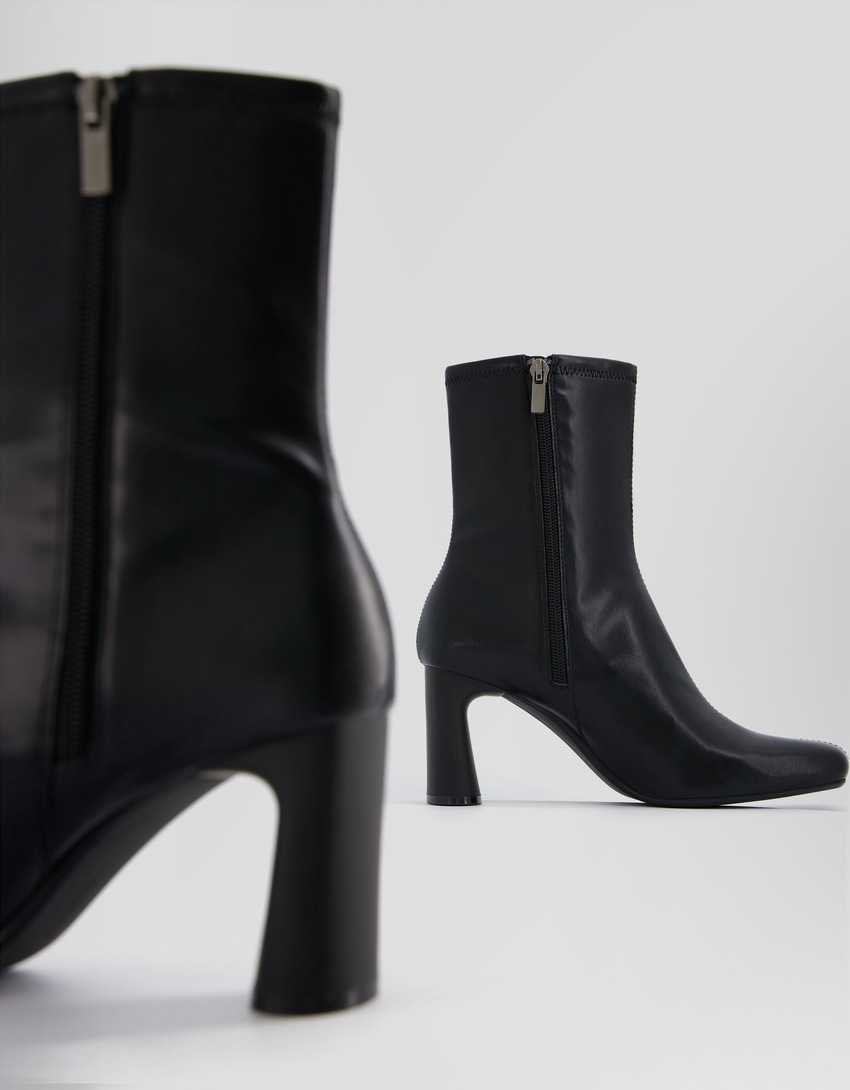 Botas de cano curto com salto médio ajustado