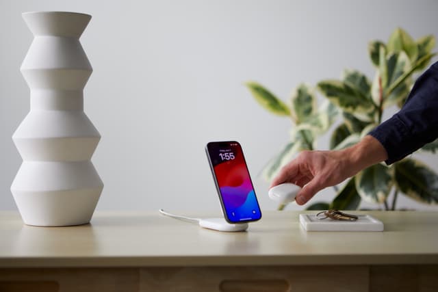 Belkin BoostCharge 2-i-1 15W Qi2 magnetisk oplader (hvid)