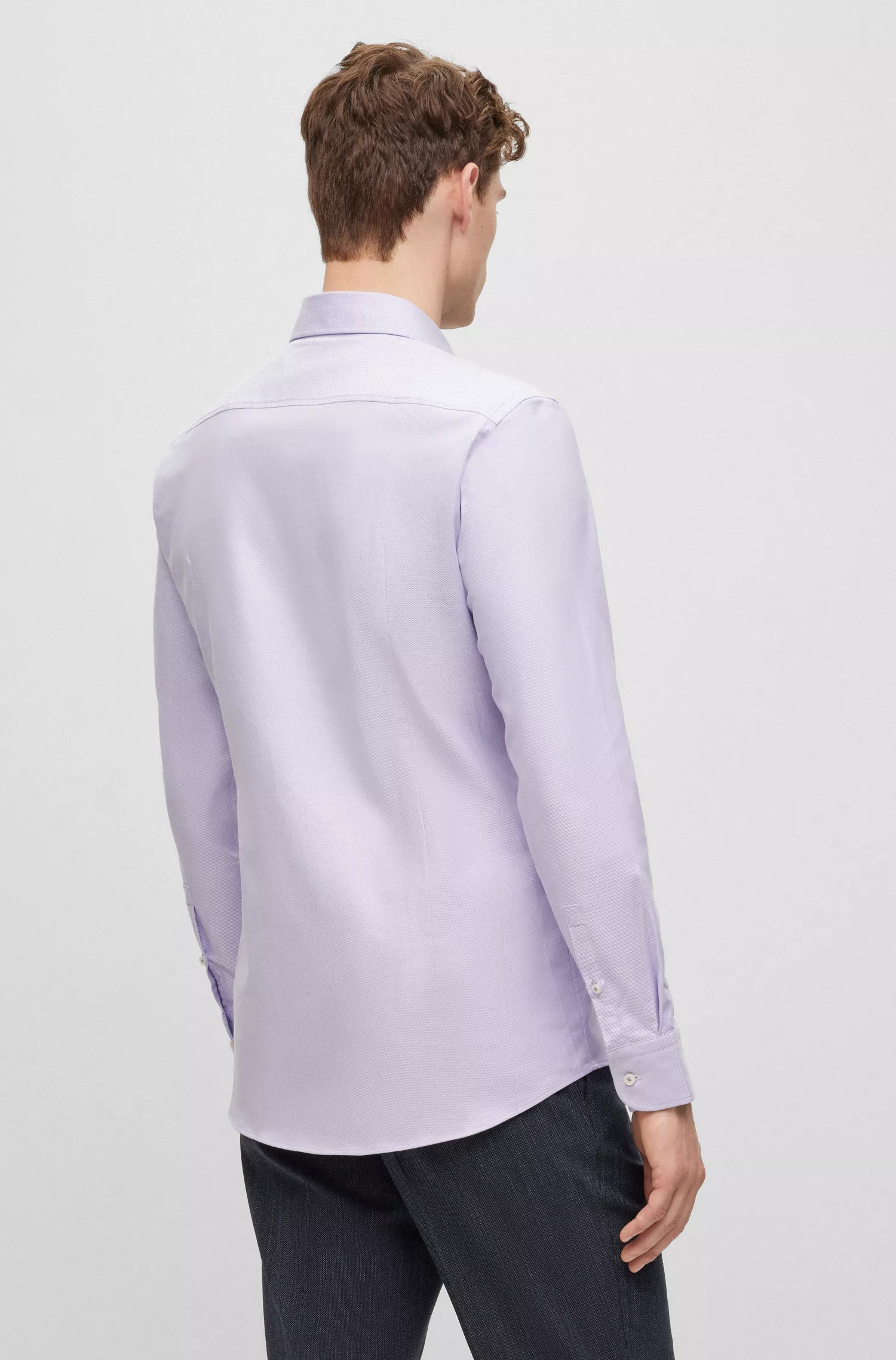 Camisa BOSS preta de corte slim, em sarja de algodão elástico de fácil passar.