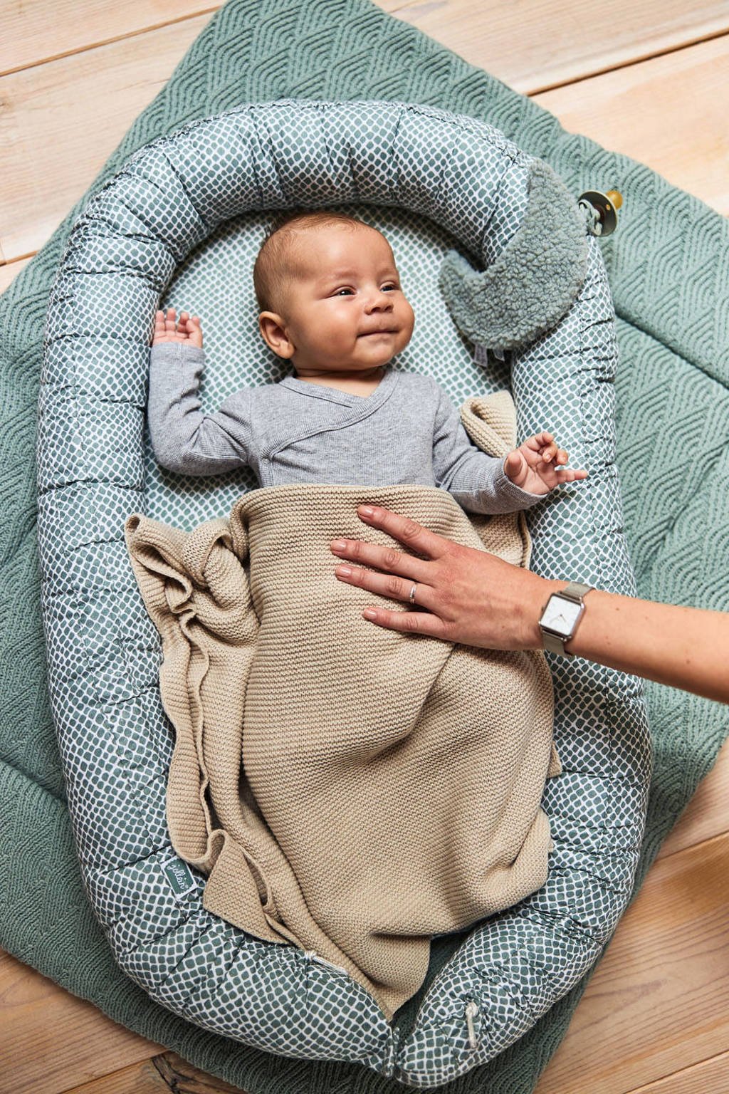 Mooi groot dekenbaby ledikant deken 100x150cm Basic knit nougat