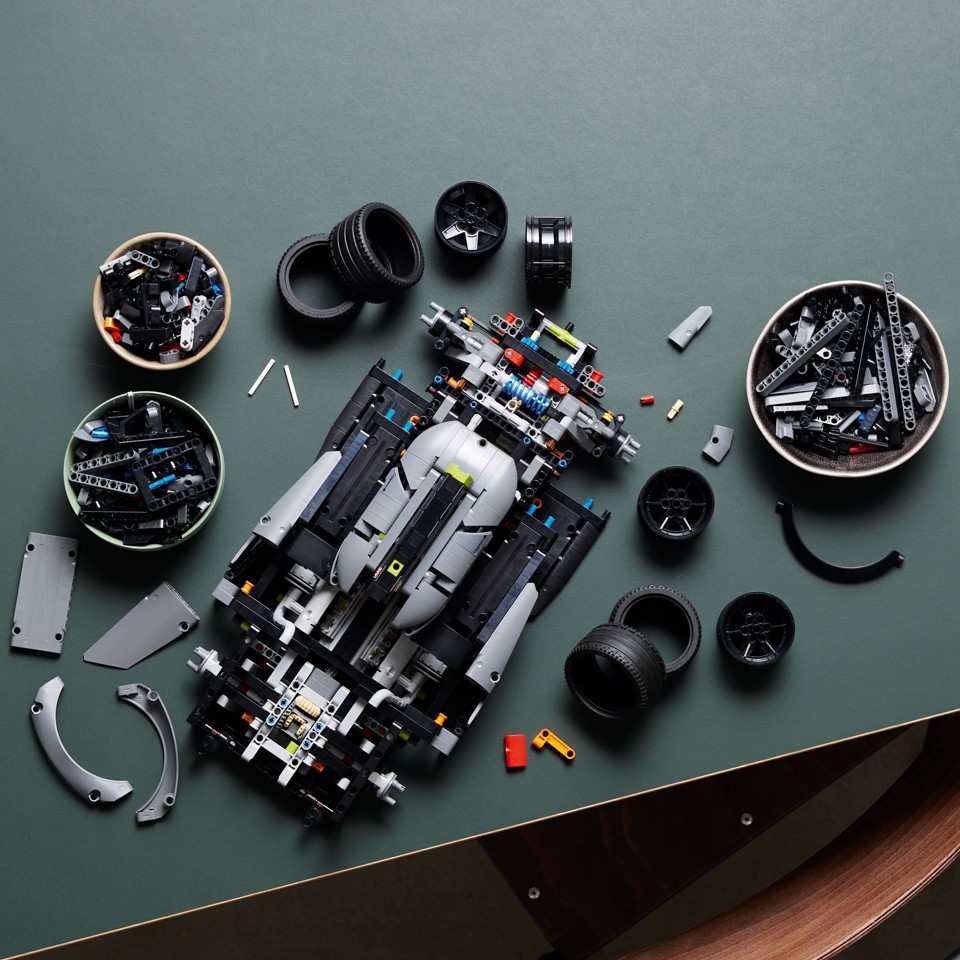 LEGO Technic - PEUGEOT 9X8 24H Le Mans Hybrid Hypercar (42156)