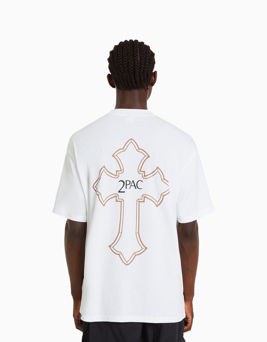 Camiseta de manga curta com estampa do Tupac e modelagem quadrada.