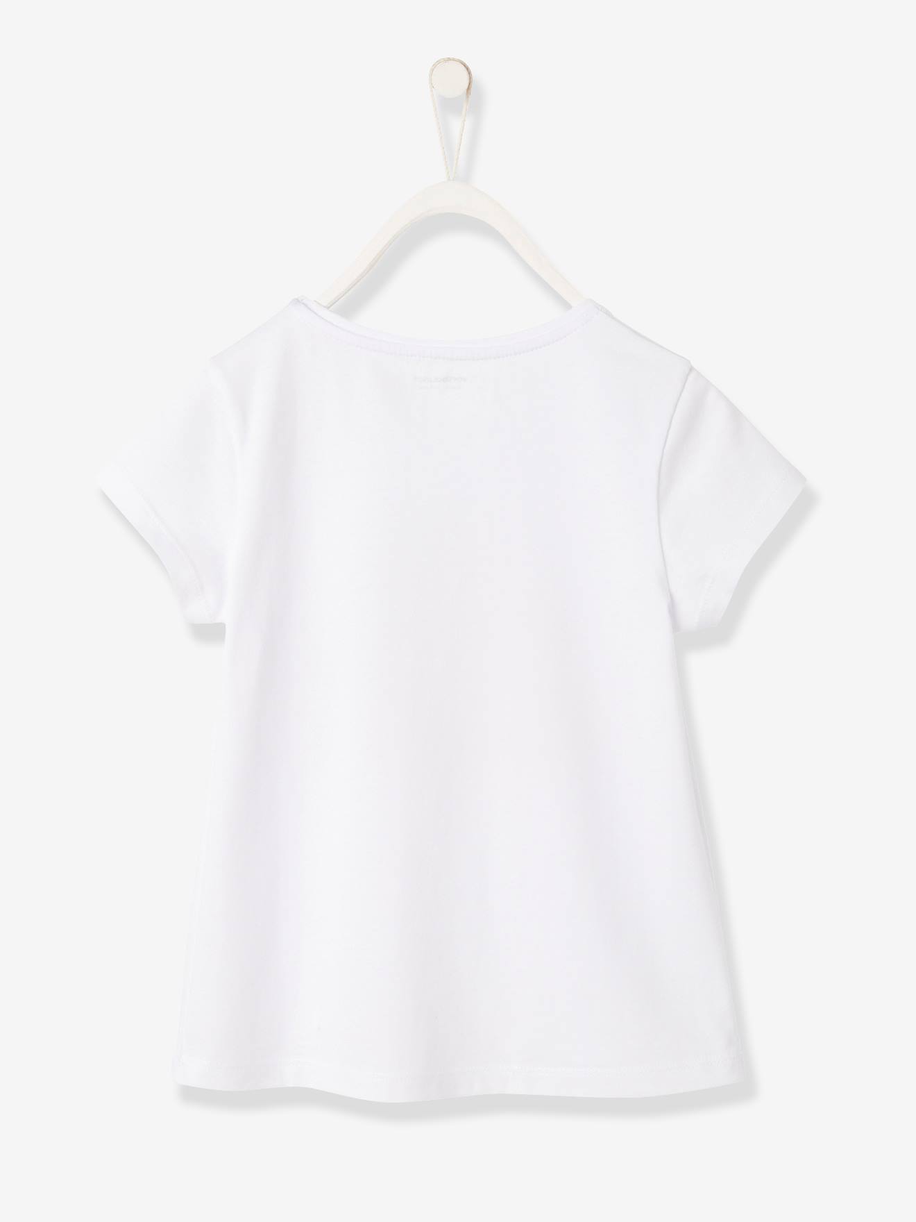 Camiseta infantil com lantejoulas e bordados, lisa, branca clara com estampas.