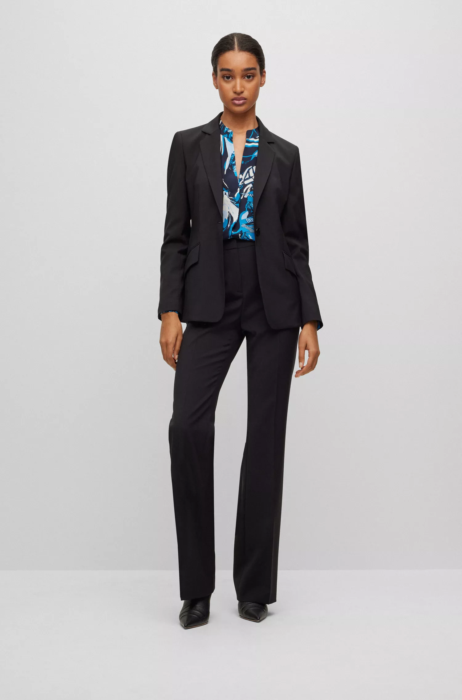 Blusa BOSS preta de corte regular em seda com estampa floral.