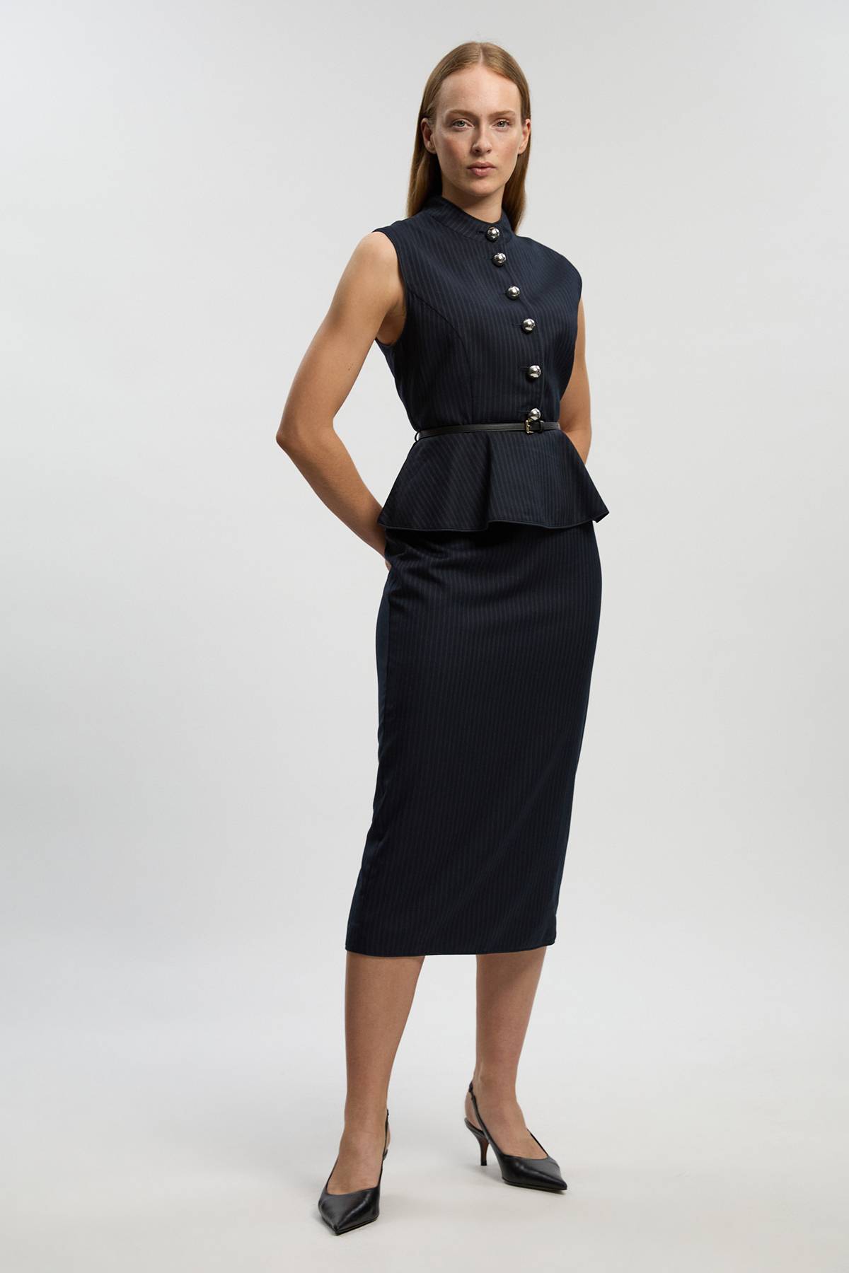 KarenMillen Robe Midi Cintrée À Fines Rayures Avec Basque Et Ceinture Petite