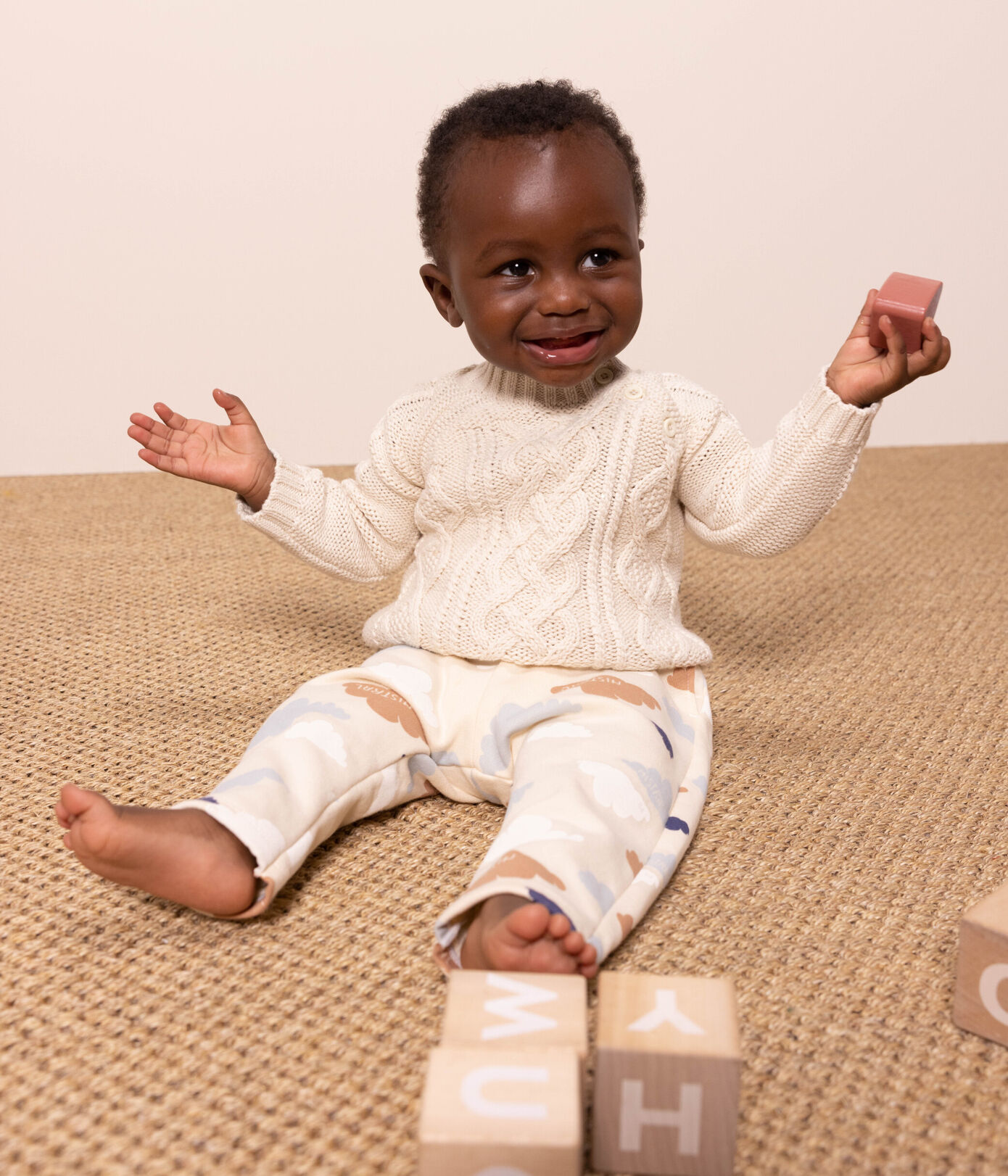 Pull bébé en tricot de coton à torsades
