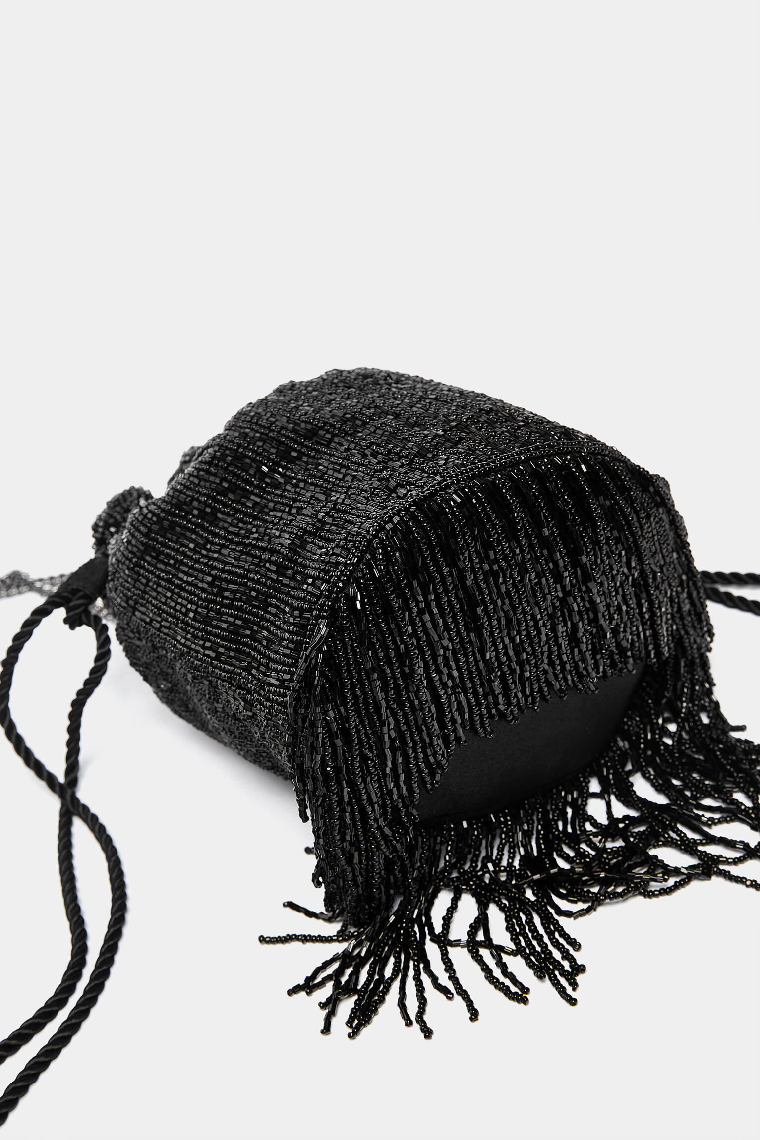 Bolsa com cordão e franjas de miçangas - Preta