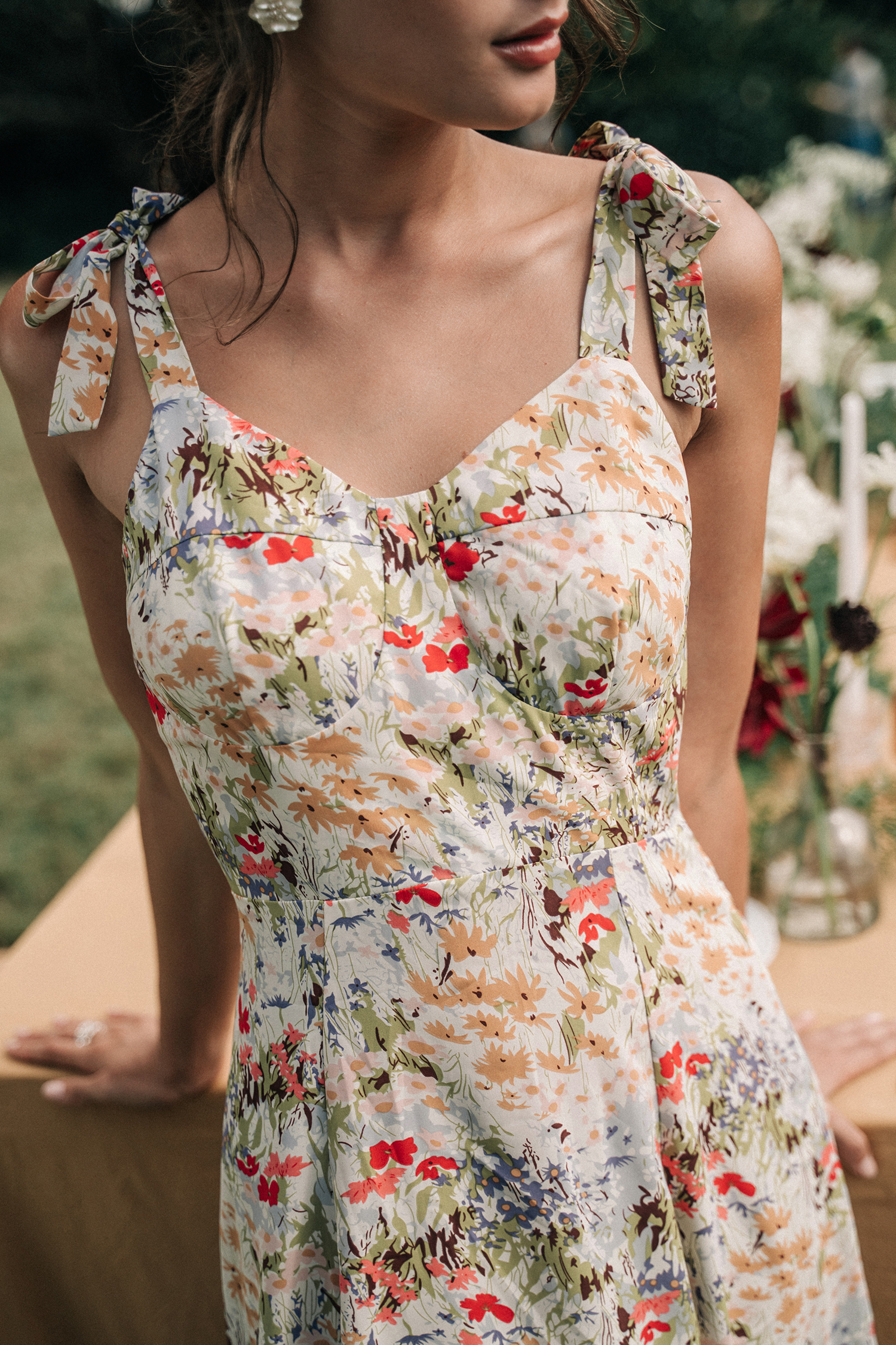 Robe midi fleurie à nouer sur l'épaule avec col en cœur