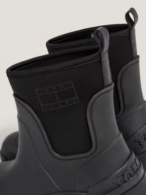 Botas de cano médio com travas emborrachadas