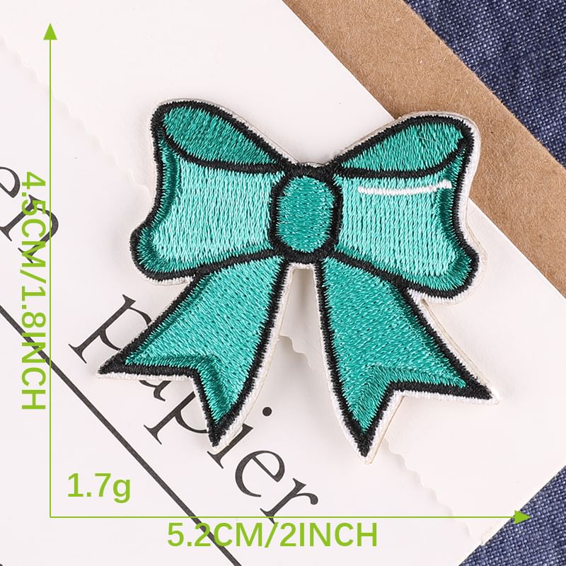 Embroidery Kingdom - Geborduurde applicatiepatch met strik (verschillende ontwerpen)