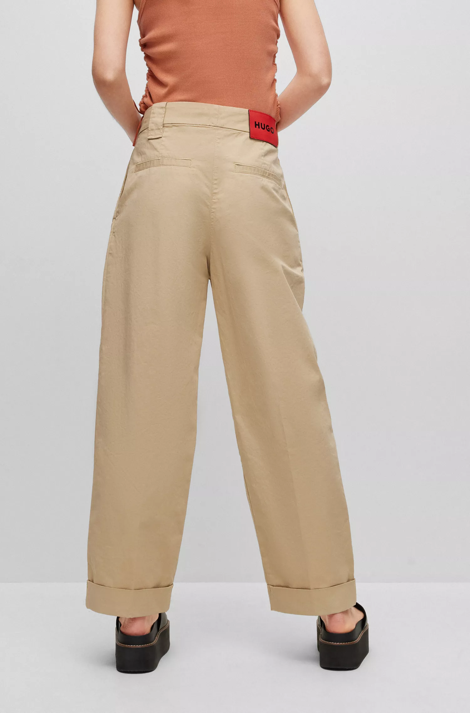 Calça chino HUGO vermelha, modelagem relaxada e cintura alta em algodão elástico.