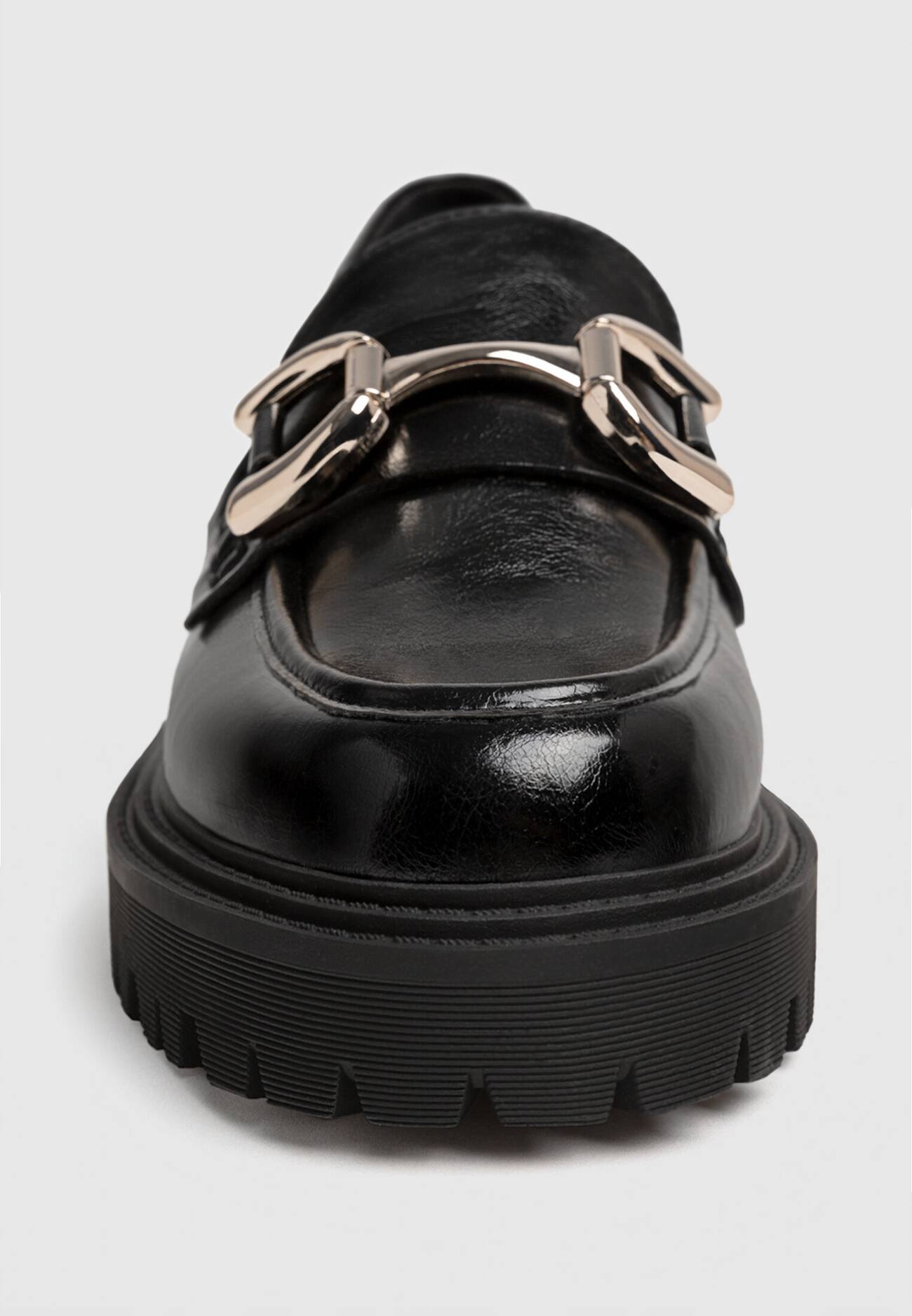 Mocassins pretos com solado tratorado