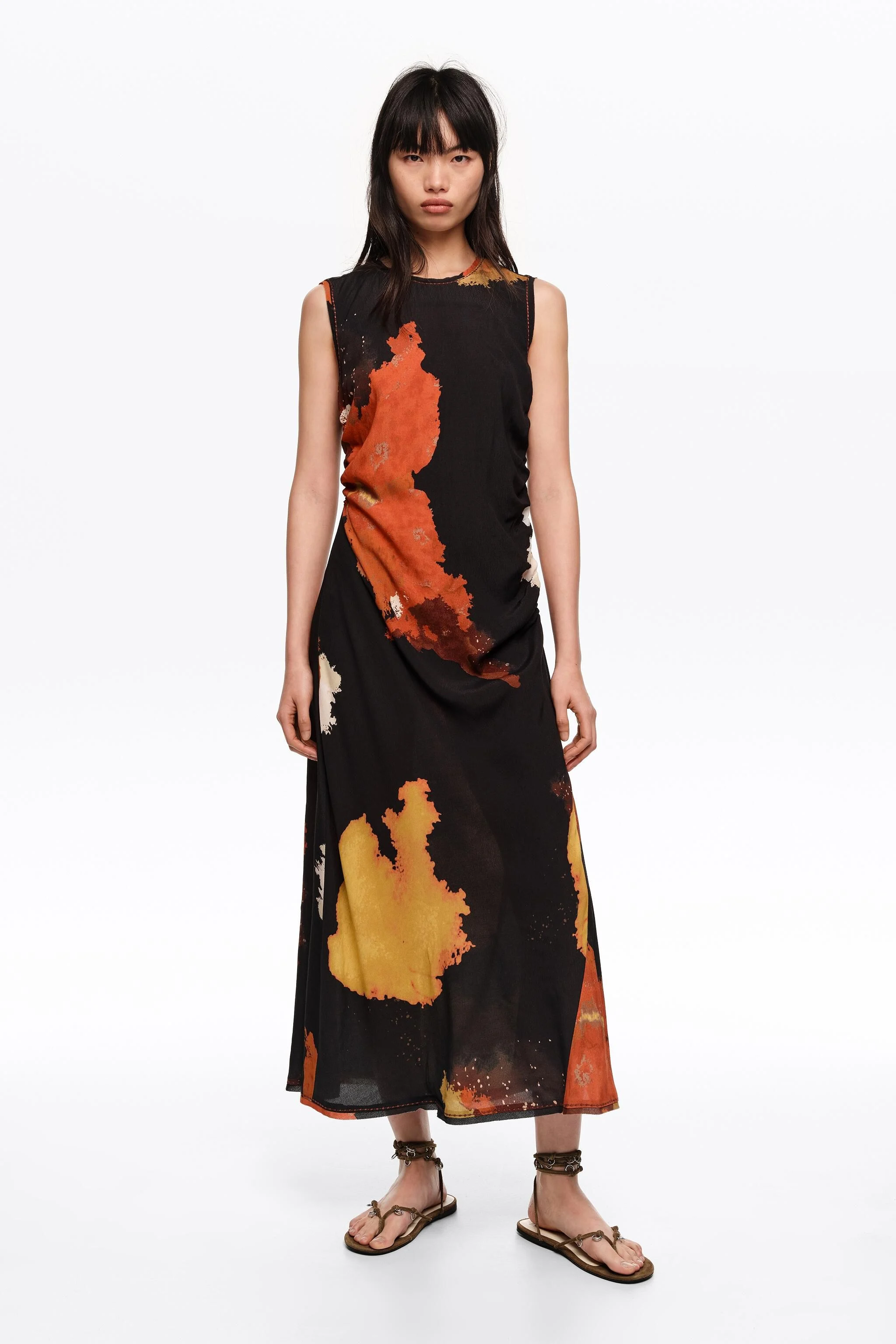 Vestido midi preto com franjas nas cavas