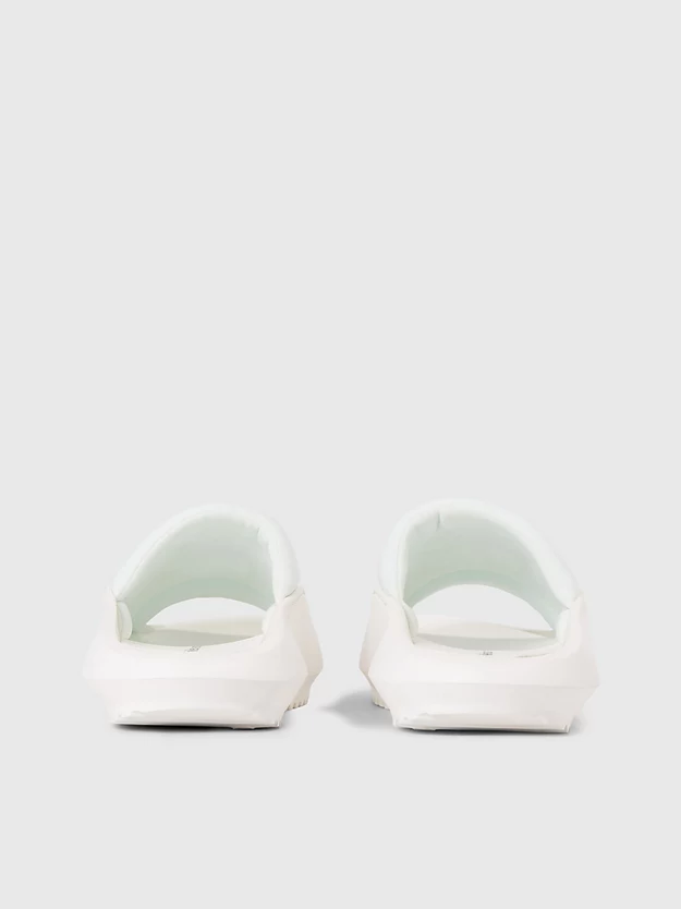 Chinelo com logotipo híbrido