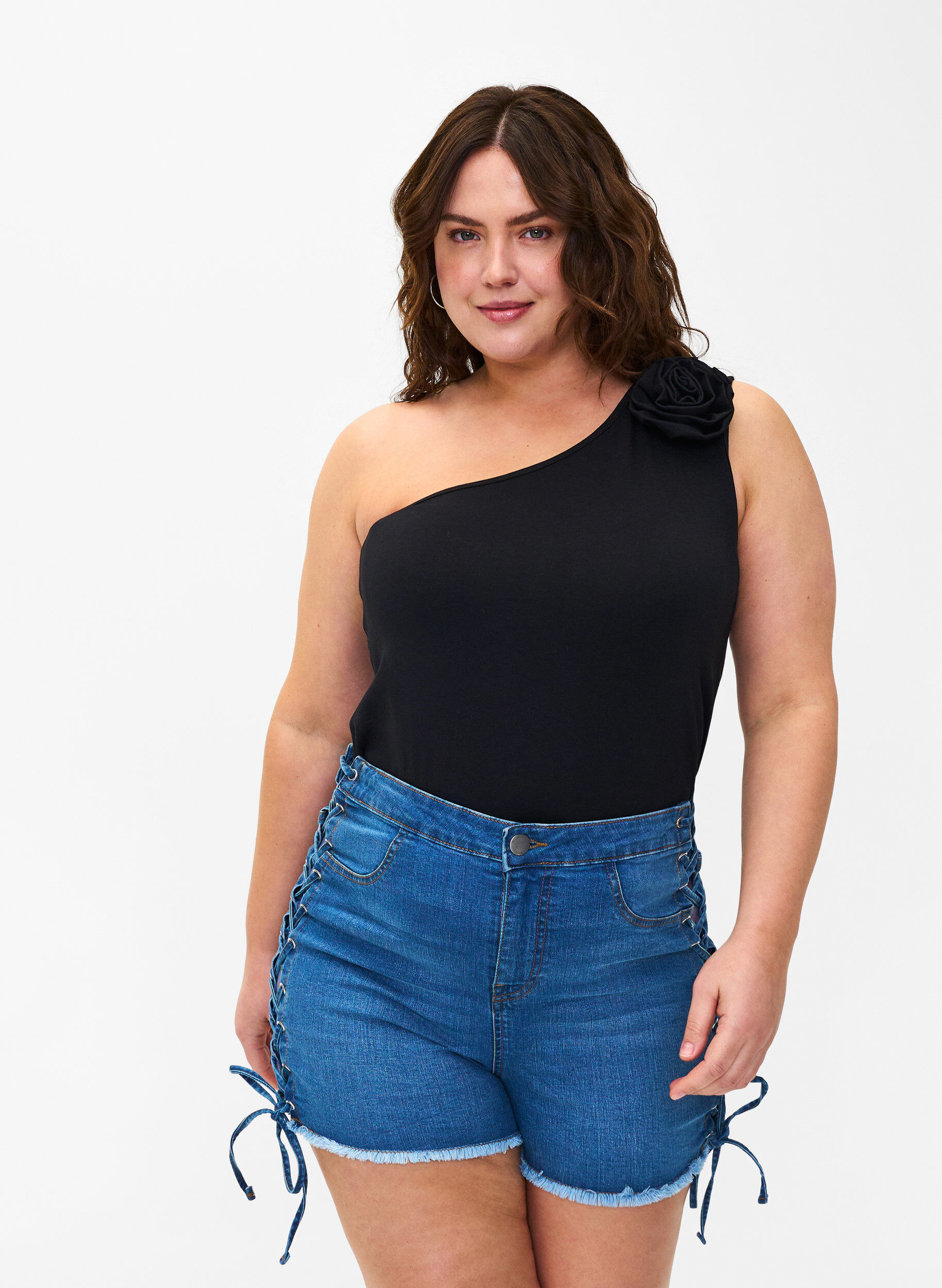 Denimshorts med snøredetaljer