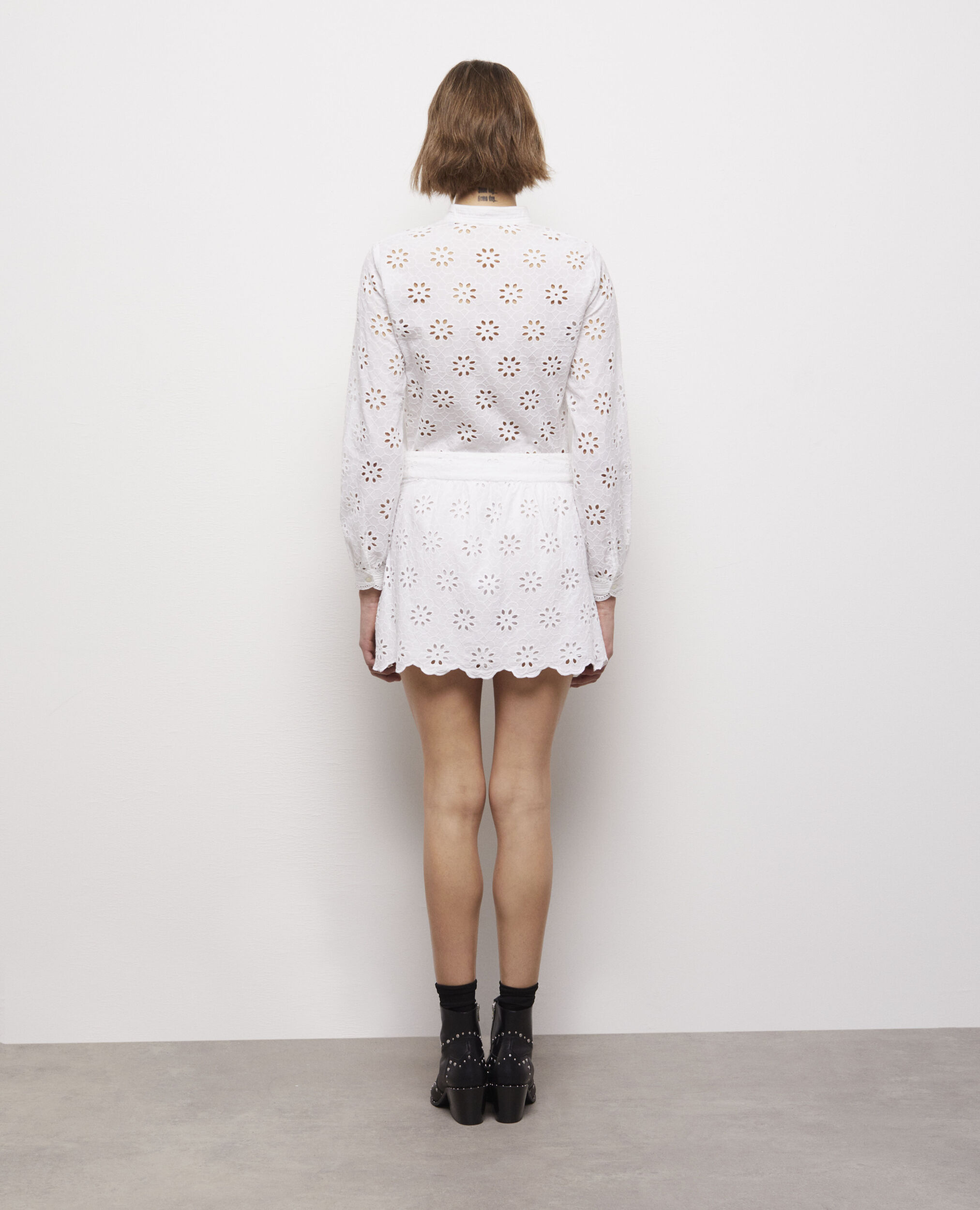 Jupe courte blanche en broderie Anglaise