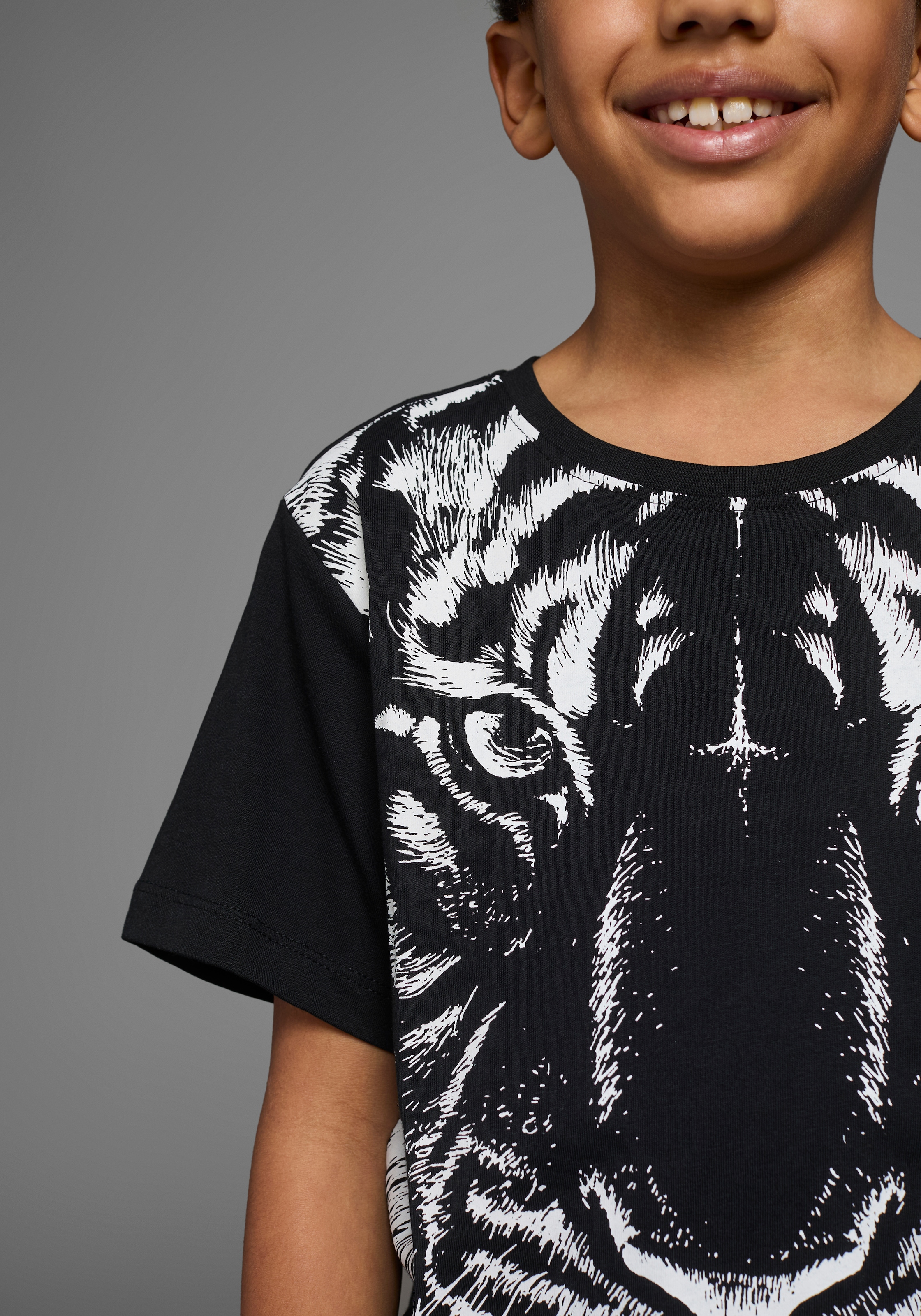 KIDSWORLD T-Shirt »Mit grossem Druck: WHITE TIGER«, Kurzarm,  Basic-Passform,  bedruckt,  Rundhalsausschnitt