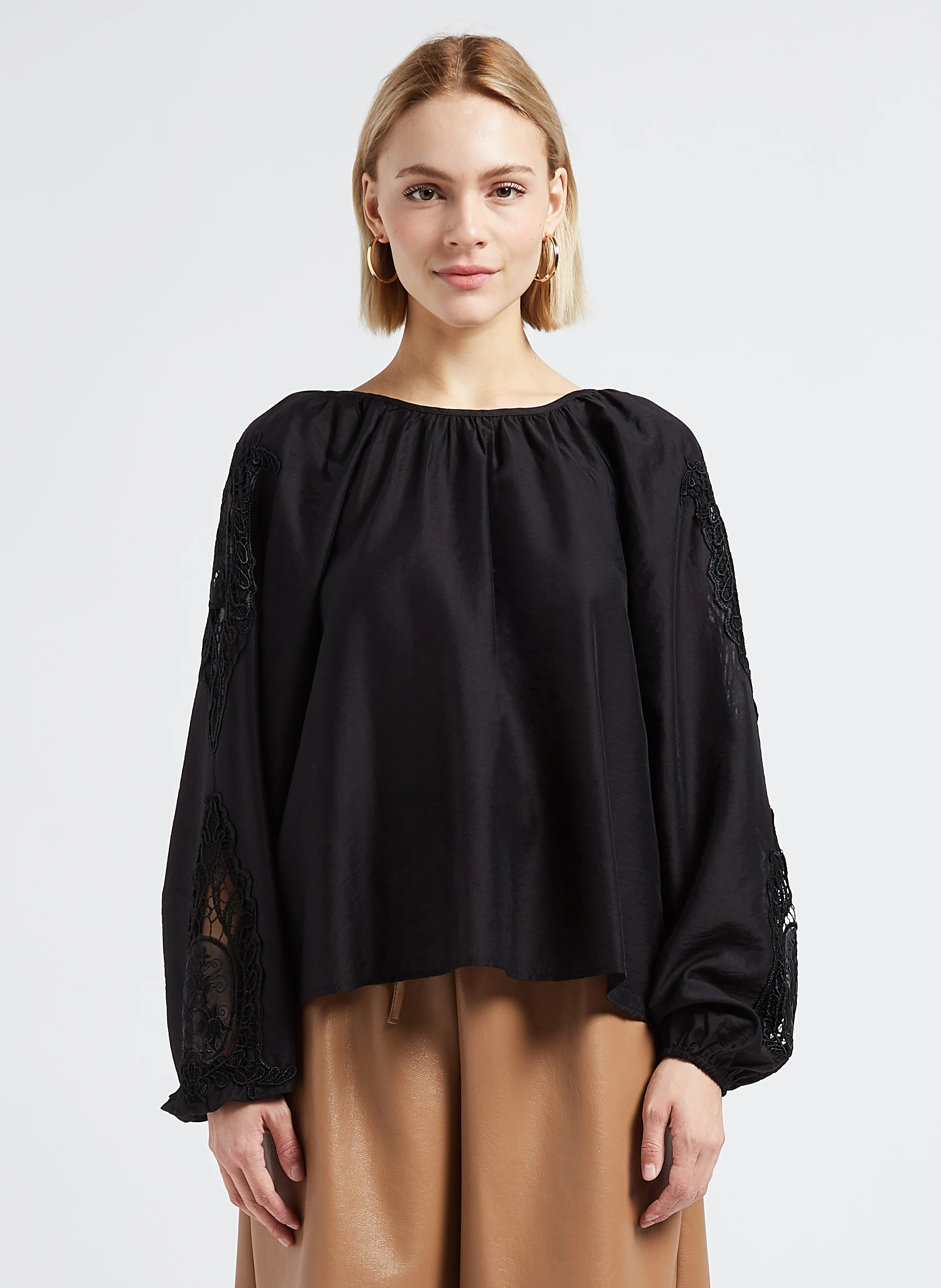 BRINNE - Blouse col rond à broderie ajourées décolletés dos| Noir