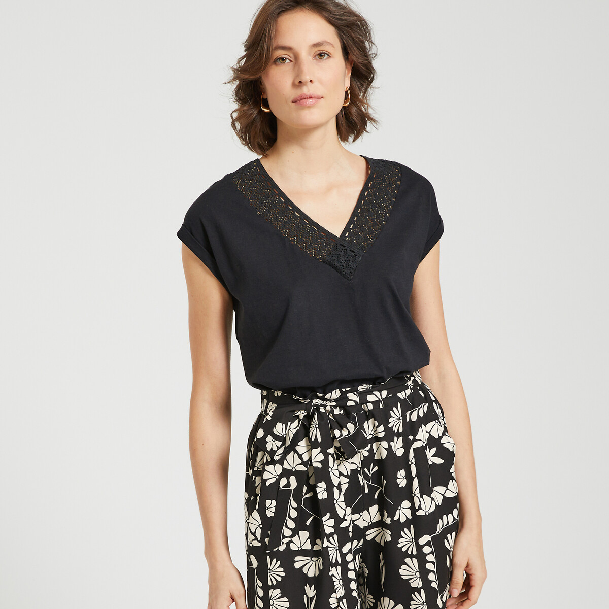 ANNE WEYBURN<br>Camiseta com decote em V, mangas curtas e detalhe em macramê