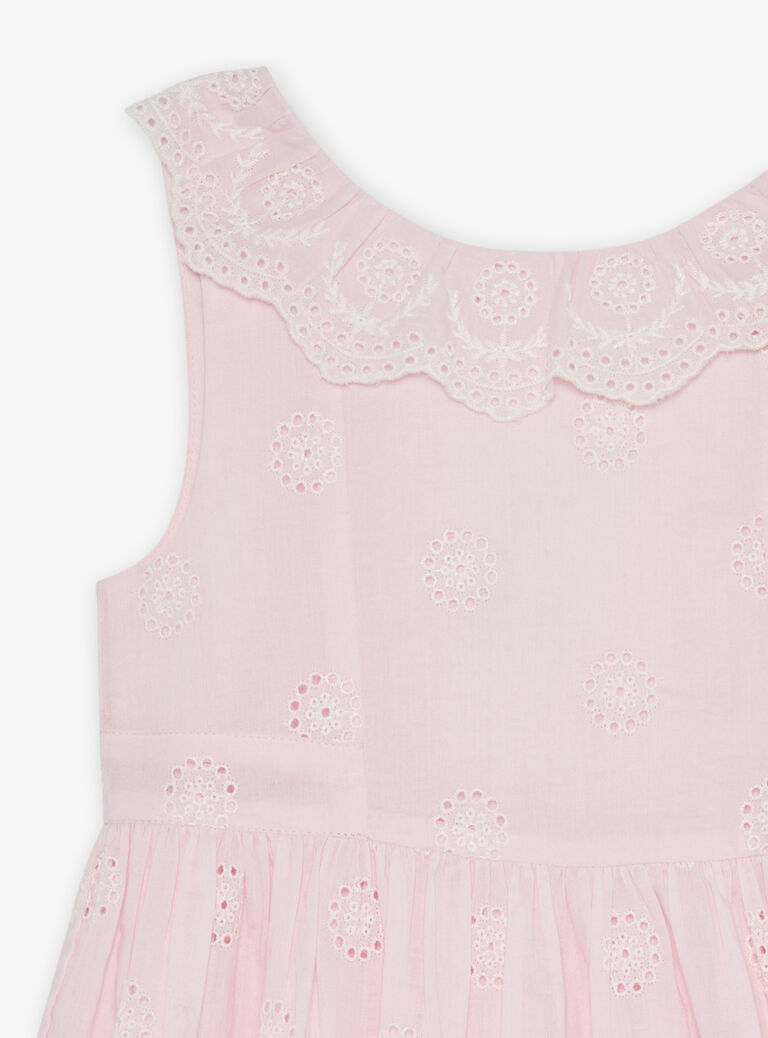 Robe rose à broderies fleuries