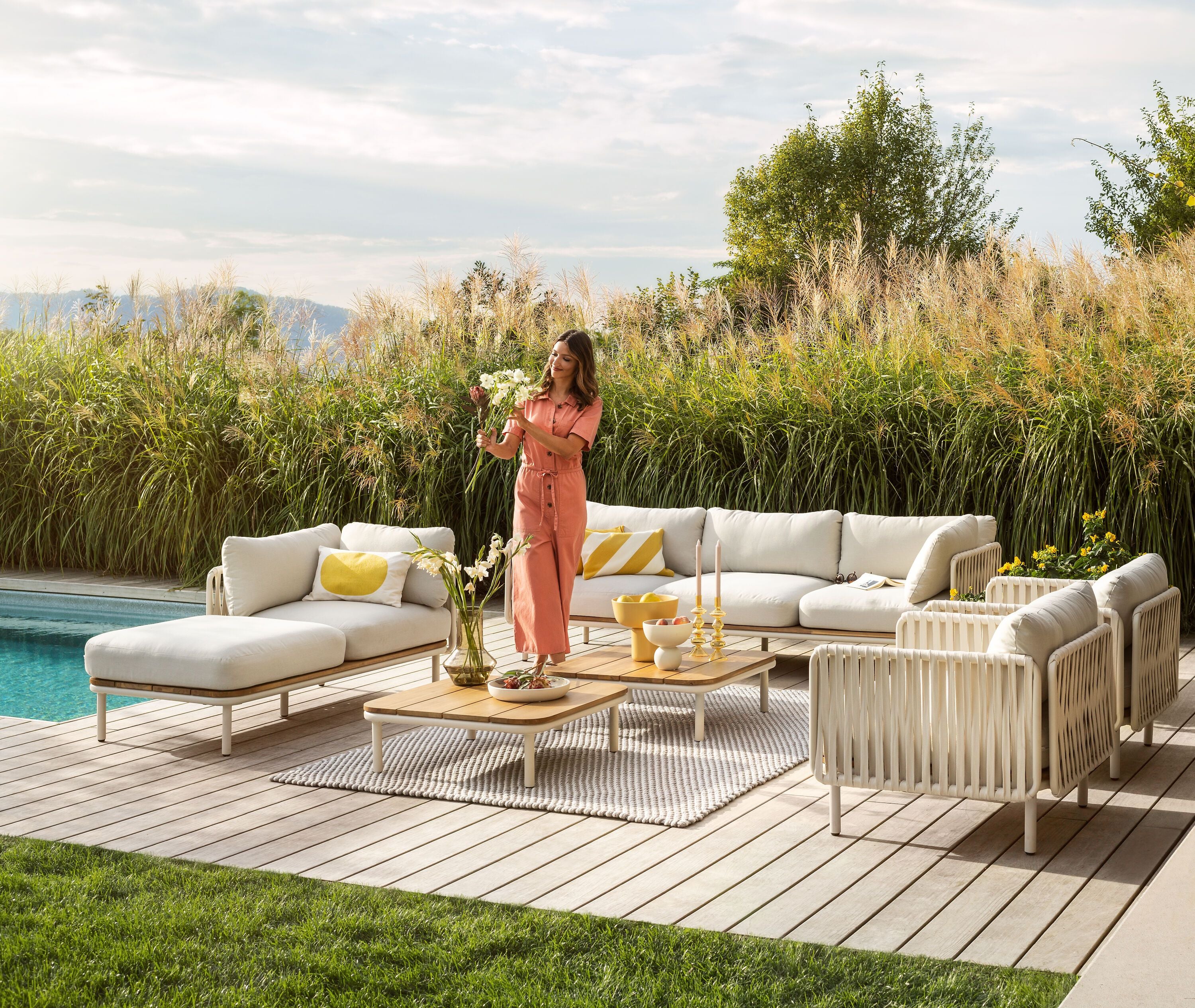 NIHOA Lounge_3er Sofa_Akazie_FSC sand - Hellgrau / B: 234.0 cm x T: 81.0 cm x H: 18.0 cm