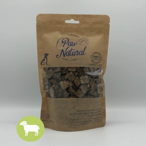 Cubos de ração Paw com sabor natural de cordeiro para cães.