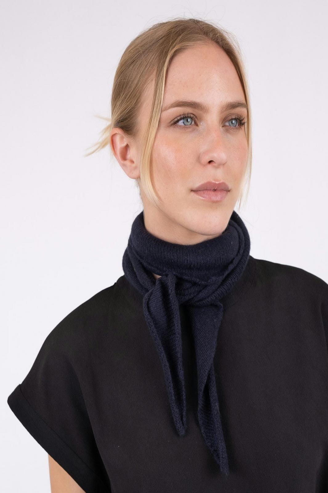 Neo Noir Misty Knit Scarf navy