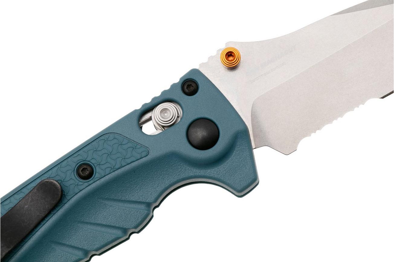 Benchmade Mini Adira 18065S CPM MagnaCut, Depth Blue Grivory, Serrated zakmes