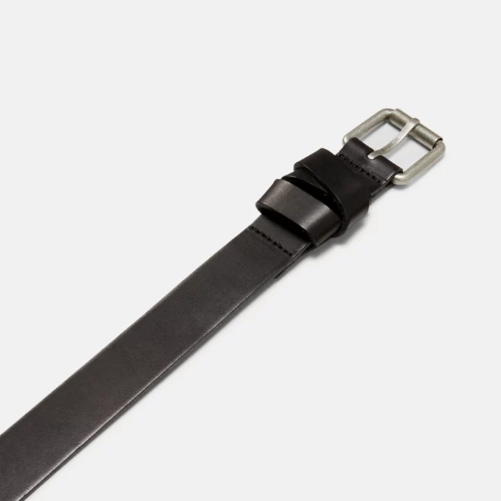 Cinto feminino de 30 mm com passador envolto na cor preta.