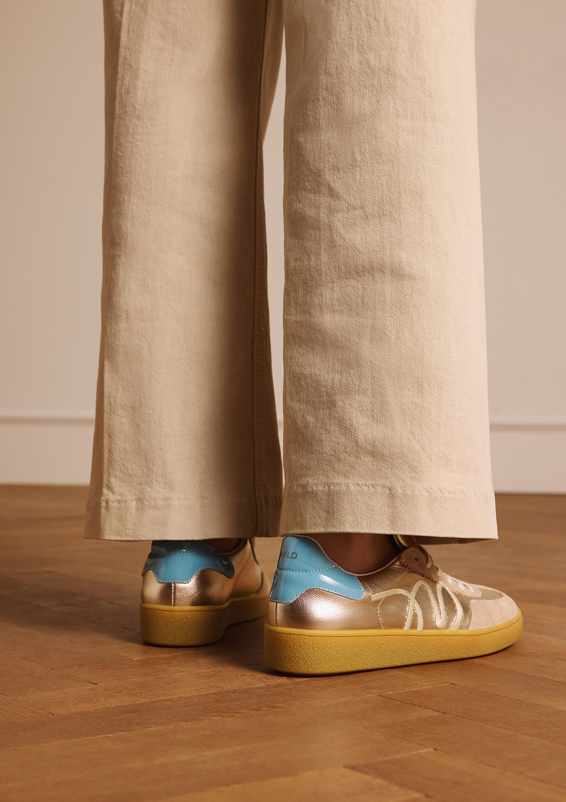 Beige leren sneakers met goudkleurige & blauwe details
