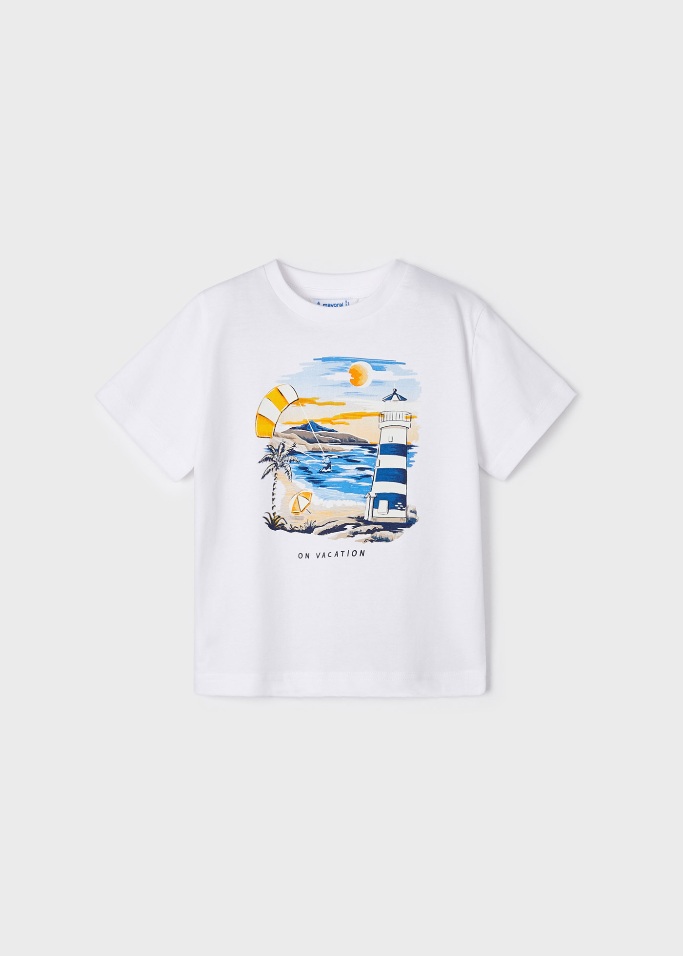 Camiseta infantil com estampa interativa, feita de algodão sustentável.