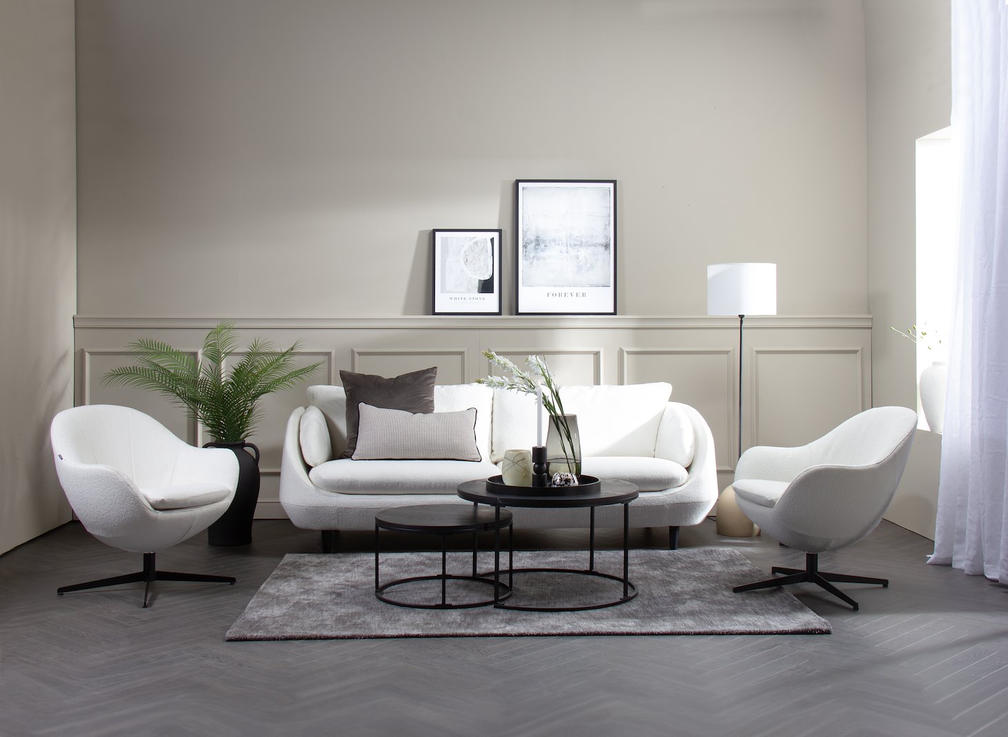 Ross sofa 3,5-seter 3,5 seter i tekstil Alfa 101 Ivory og sortlakkert ben 376