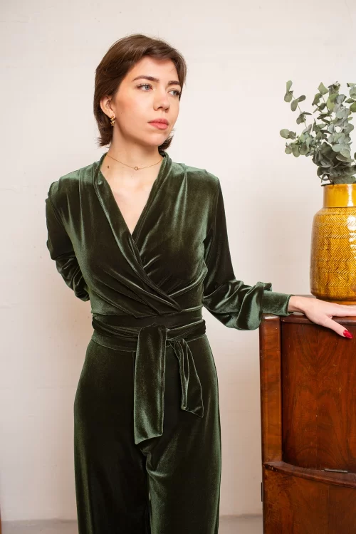 Very Cherry Emmylou Velvet Jumpsuit in Olijf