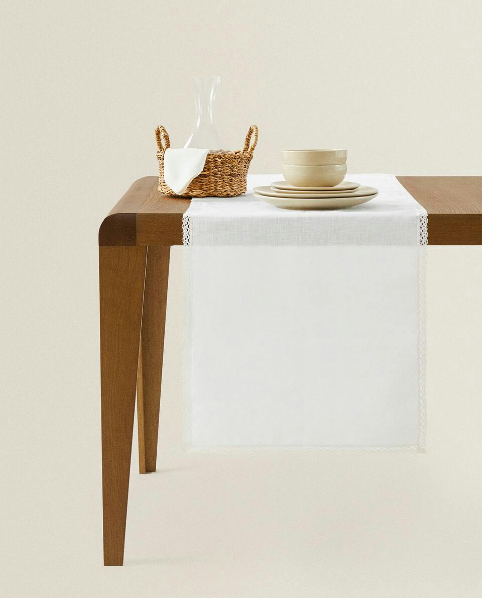CAMINHO DE MESA COM ACABAMENTO EM RENDA