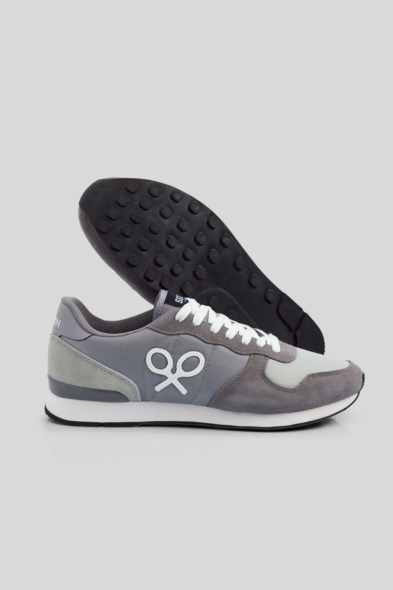 Tênis esportivo de corrida branco e cinza - Cinza