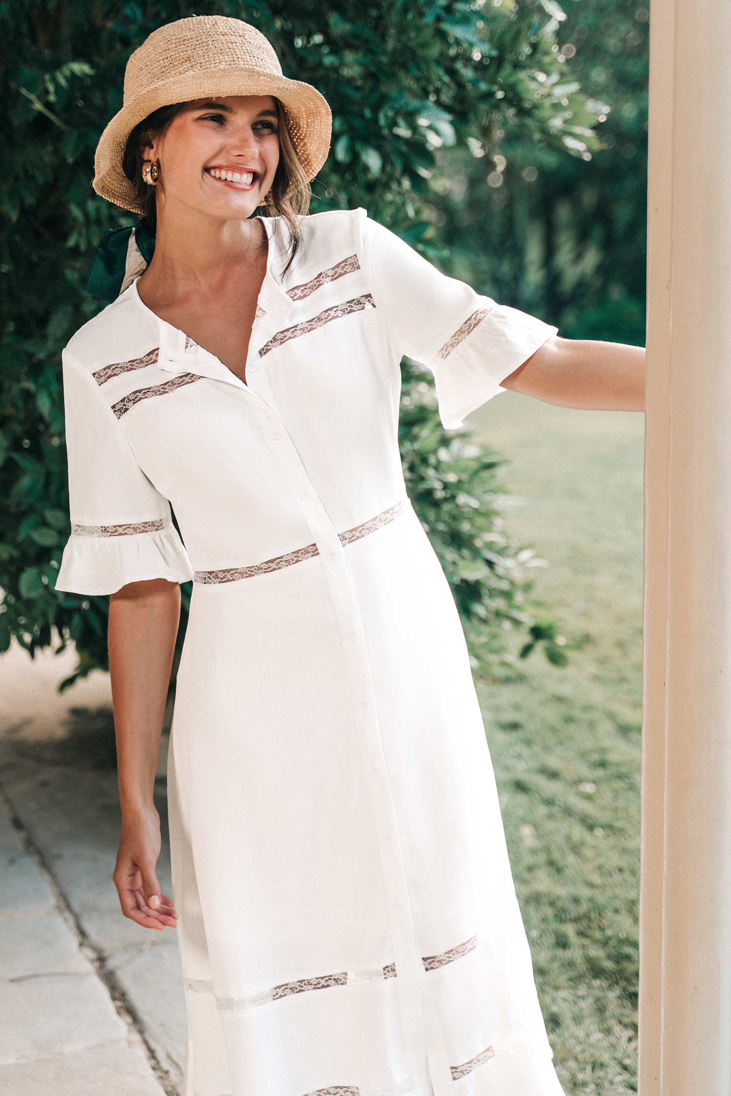 Robe midi blanche à manches évasées et boutons en dentelle