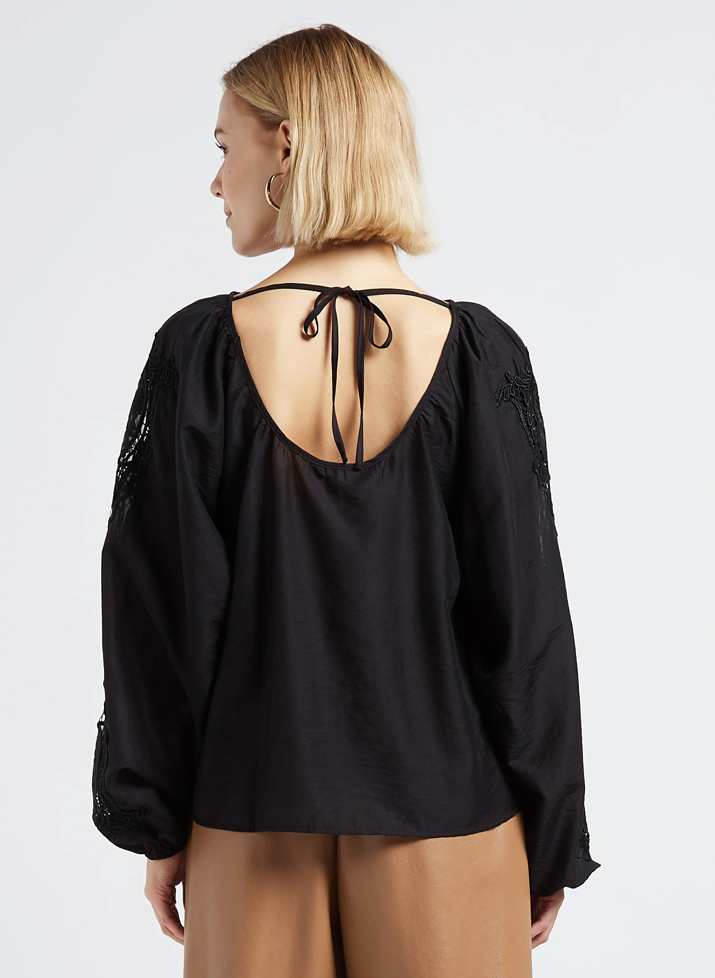 BRINNE - Blouse col rond à broderie ajourées décolletés dos| Noir