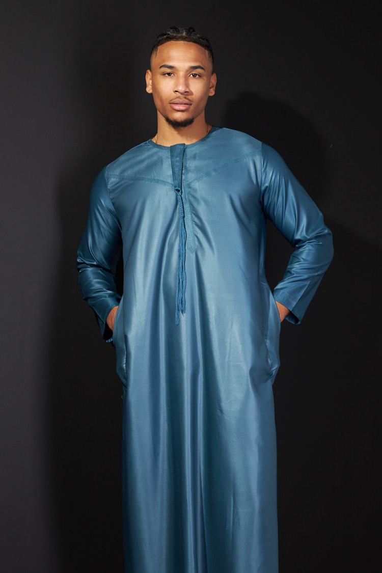 Qamis satiné bleu pétrole à pompoms